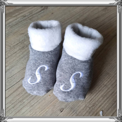 Chausson bébé mixte brodé personnalisé initiales en tissu Polaire alpine et finition fourrure - Oeko-Tex